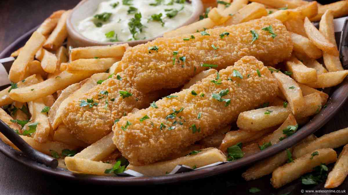 Frozen fish fingers will be tastier with a delicious crust if you add 1 ingredient before cooking