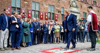 Koning loopt over het allerheiligste vaandel van Sander heen: ‘Als dit fout was gegaan, moesten we het verbranden’