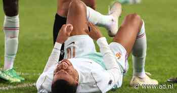 Mbappé scoort en valt uit met knieblessure bij moeizame zege Frankijk: ‘Hij zal terugkeren naar Madrid’