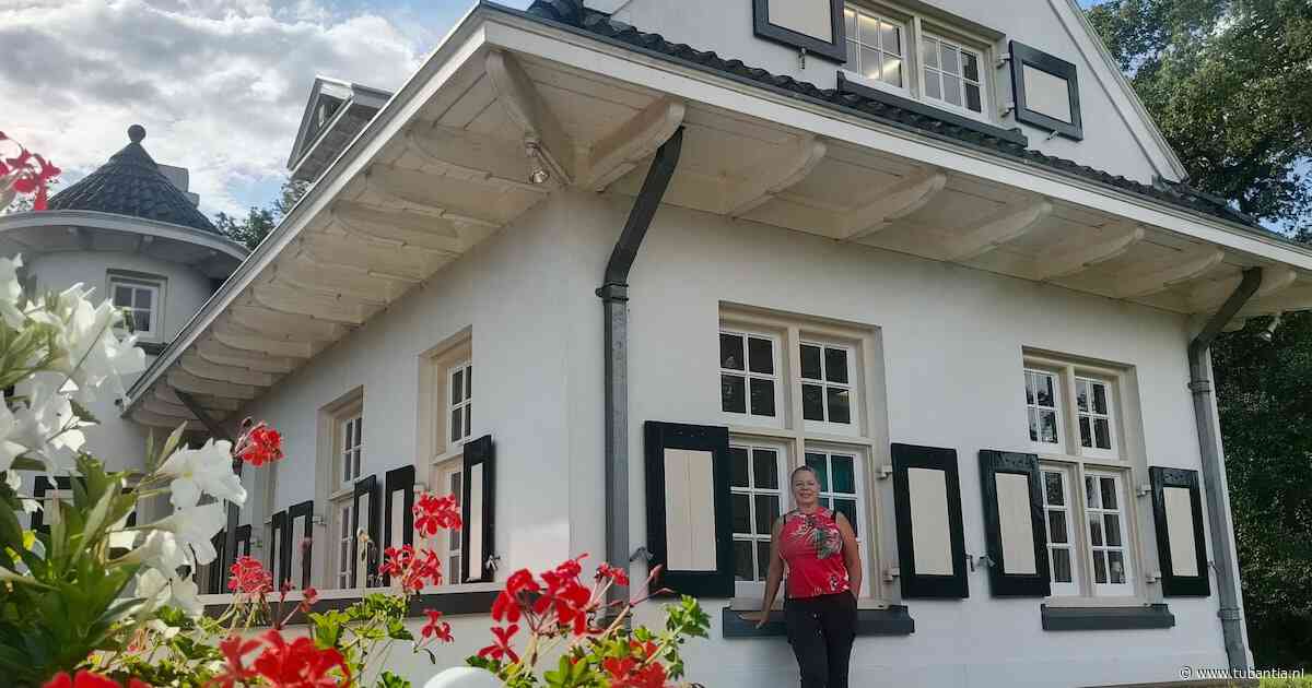 In dit koetshuis in Enschede hangen duizend trouwjurken