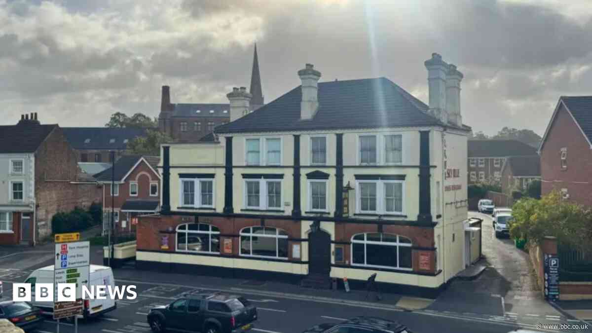 Restaurant with illegal workers loses licence