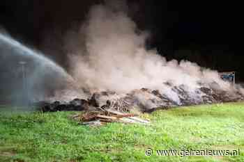 Hooibalen op meerdere plekken in brand