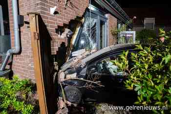 Auto rijdt door tuin en crasht tegen woning