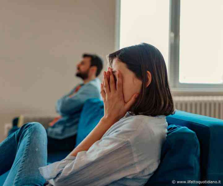 “Mio marito mi ha messa su un sito di scambisti e in 6 mesi sono finita a letto con 15 sconosciuti”: la videocamera in luna di miele, il “gioco” hot che diventa un incubo
