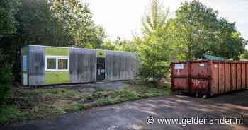 Zijn hele leven verdwijnt in een container, alleen Jeroens schoenen hangen nog in de bomen