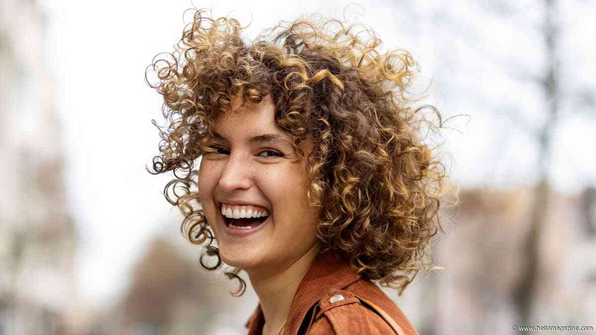 The 5-second hairstylist's trick to revive frizzy overnight curls without washing