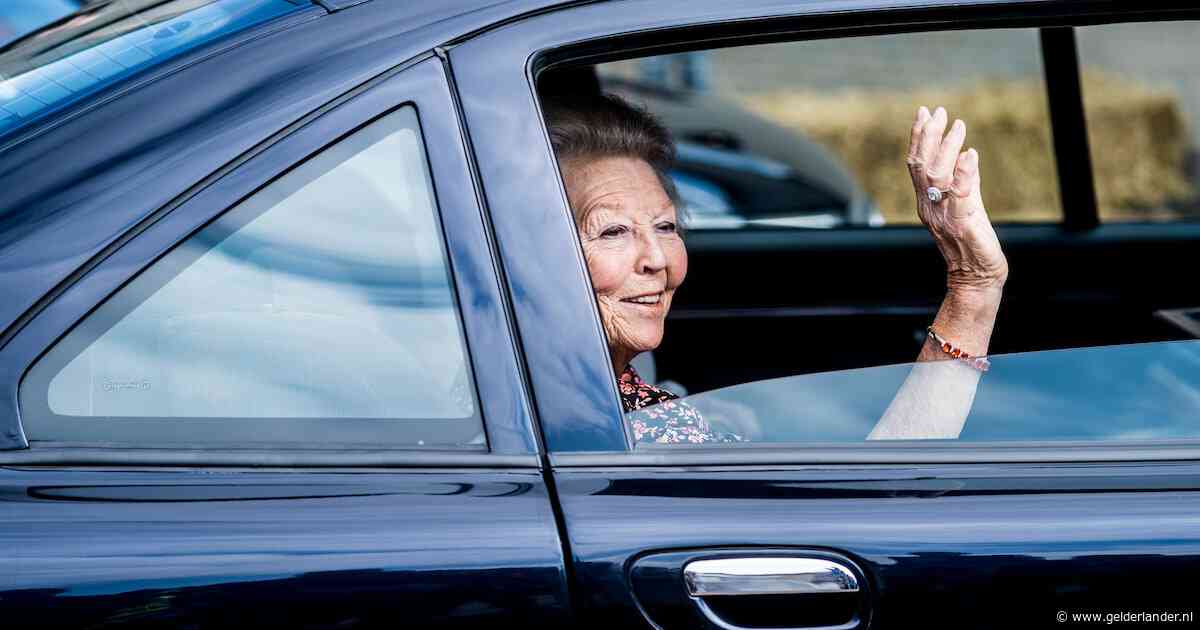 Een zwarte auto stuift langs, Cisca weet zeker wie erin zit