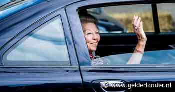 Een zwarte auto stuift langs, Cisca weet zeker wie erin zit