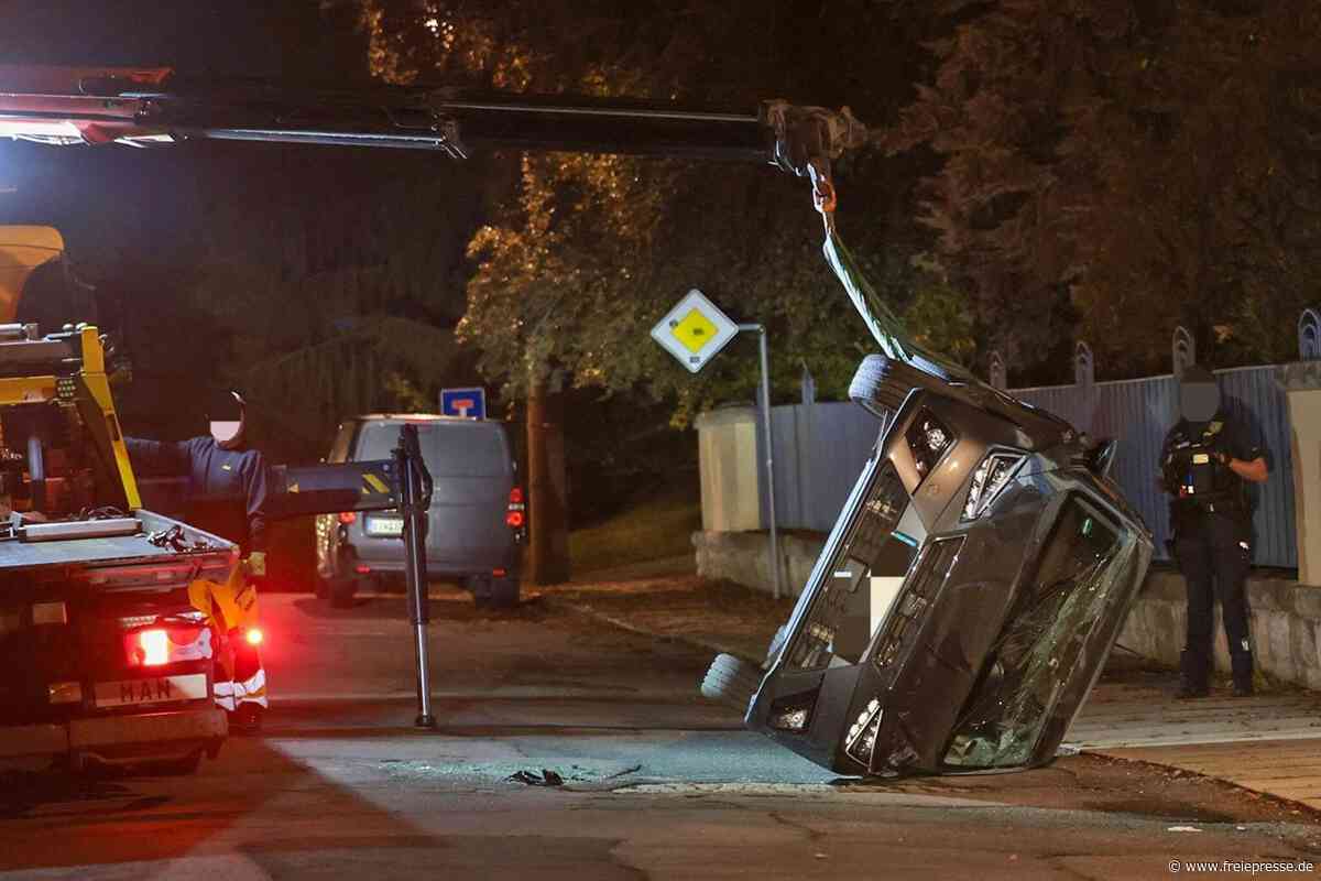 Schwerer Unfall in Crimmitschau: Auto landet auf dem Dach