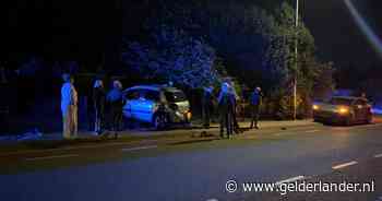 Automobilist ramt in geleende auto schutting van woning