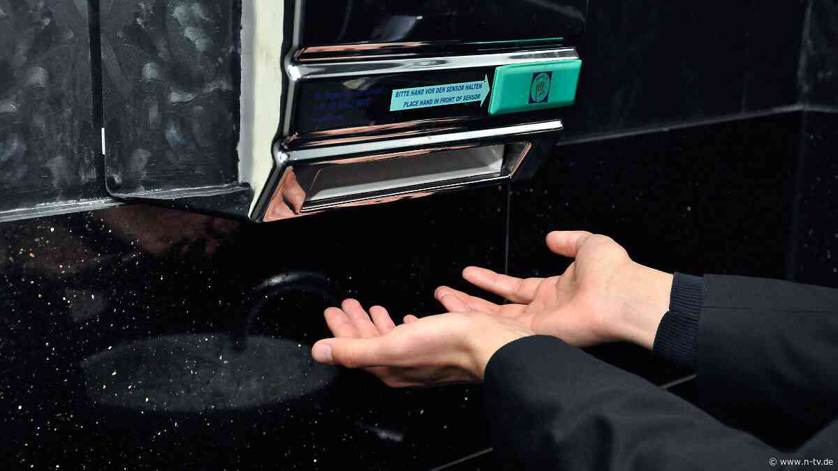 Hygiene auf öffentlichen WCs: Sind Handtrockner wirklich gefährliche Keimschleudern?