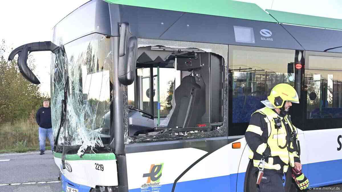 Heftige Kollision mit Linienbus: Drei Verletzte – Feuerwehr muss Fahrer befreien