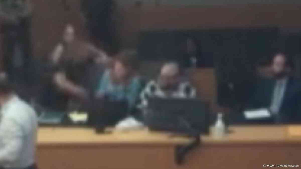 Chaos in rechtszaal: familielid slachtoffer haalt uit naar verdachte