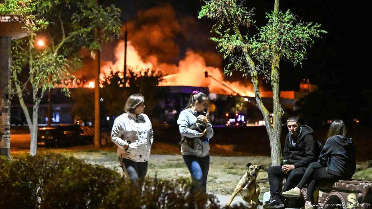 Nach Drohnen-Angriff: Unterwegs mit ukrainischer Feuerwehr – plötzlich kracht es laut