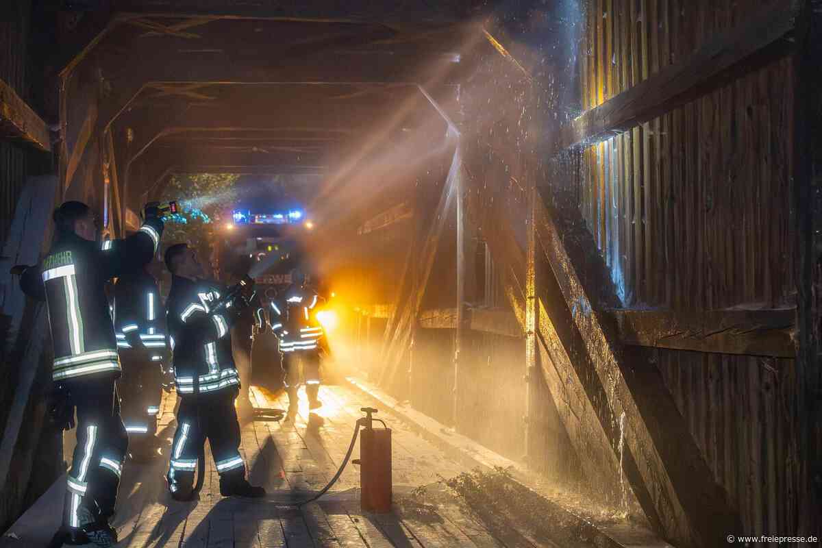 Holzbrücke in Schwarzenberg brennt – doch dann geht alles ganz schnell