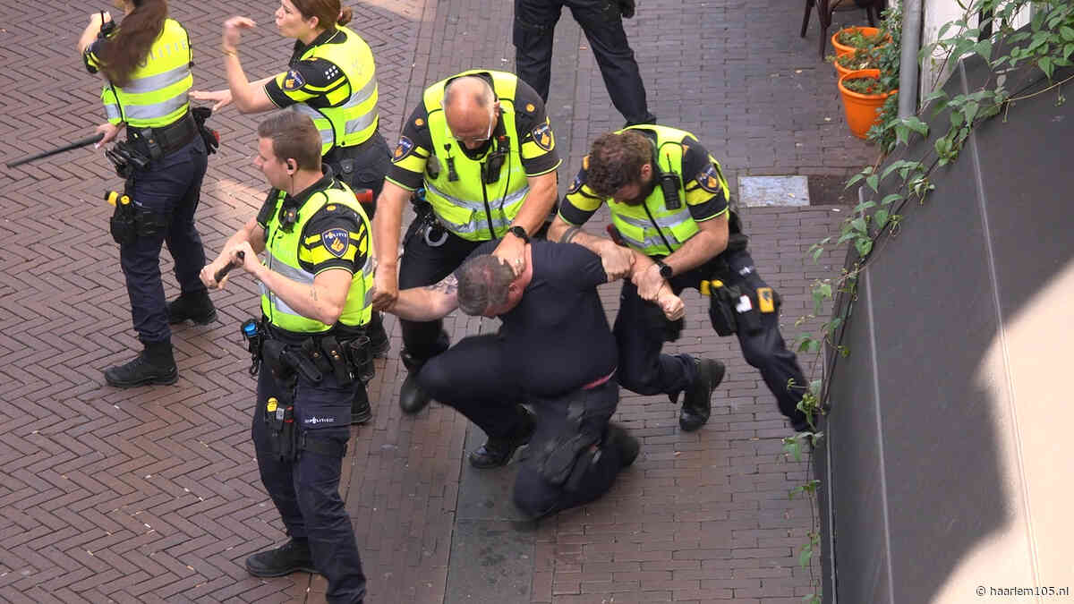 Wapenstokken en politiehond bij oefening in Smedestraat: ‘Ruimte voor het maken van fouten’