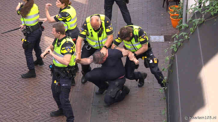 Wapenstokken en politiehond bij oefening in Smedestraat: ‘Ruimte voor het maken van fouten’