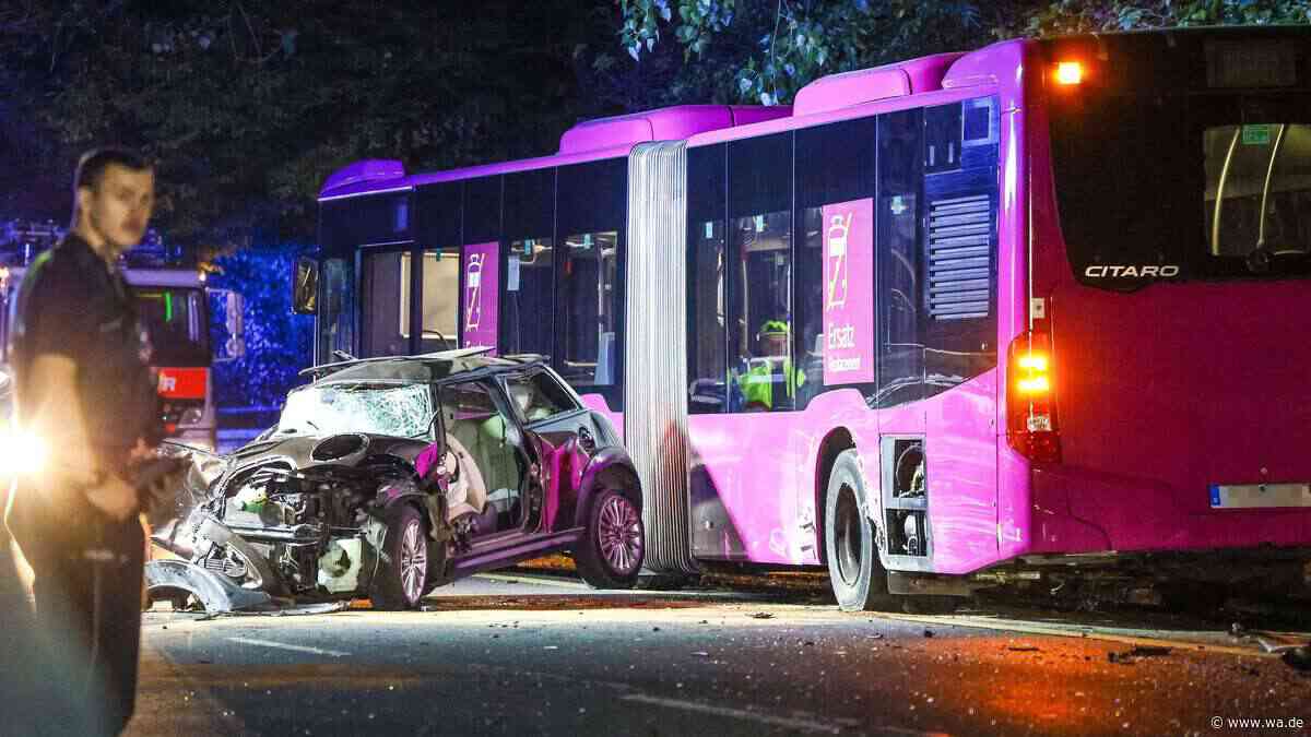 Fünf Verletzte: Mini schleudert gegen Linienbus – 18-Jährige in Lebensgefahr