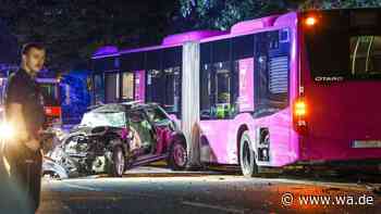 Fünf Verletzte: Mini schleudert gegen Linienbus – 18-Jährige in Lebensgefahr