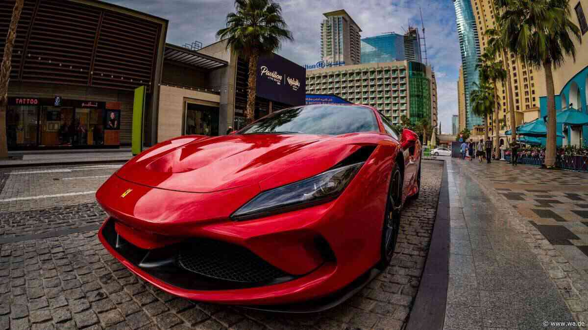 Firma für einen Euro gekauft – dann sollen sie Millionen abgezweigt und Ferrari gemietet haben