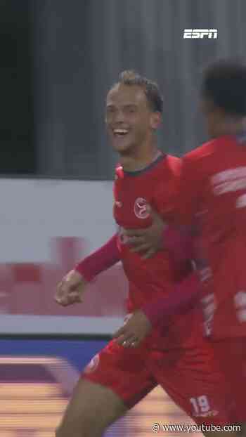 Ai, ai, ai… Yanick van Osch schiet de bal zo tegen Olivier de Nijs aan 🫣