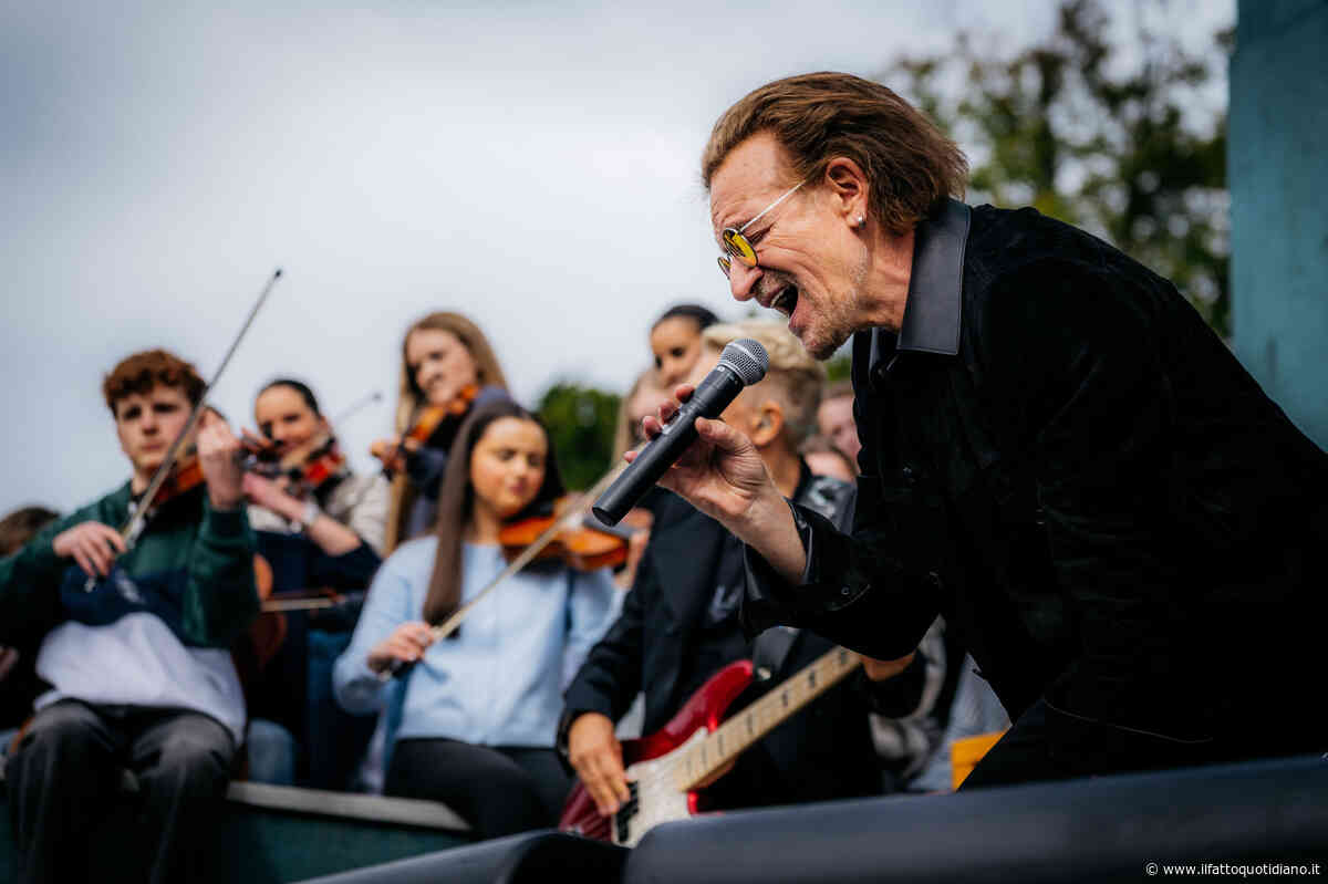 “Se il mondo è avvolto dall’oscurità, noi non dobbiamo esserlo”: gli U2 tornano a scuola 50 anni dopo il primo concerto nel cortile del Mount Temple di Dublino – VIDEO