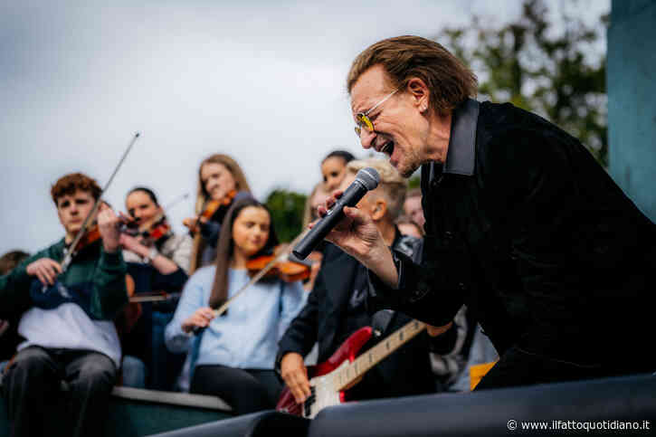 “Se il mondo è avvolto dall’oscurità, noi non dobbiamo esserlo”: gli U2 tornano a scuola 50 anni dopo il primo concerto nel cortile del Mount Temple di Dublino – VIDEO