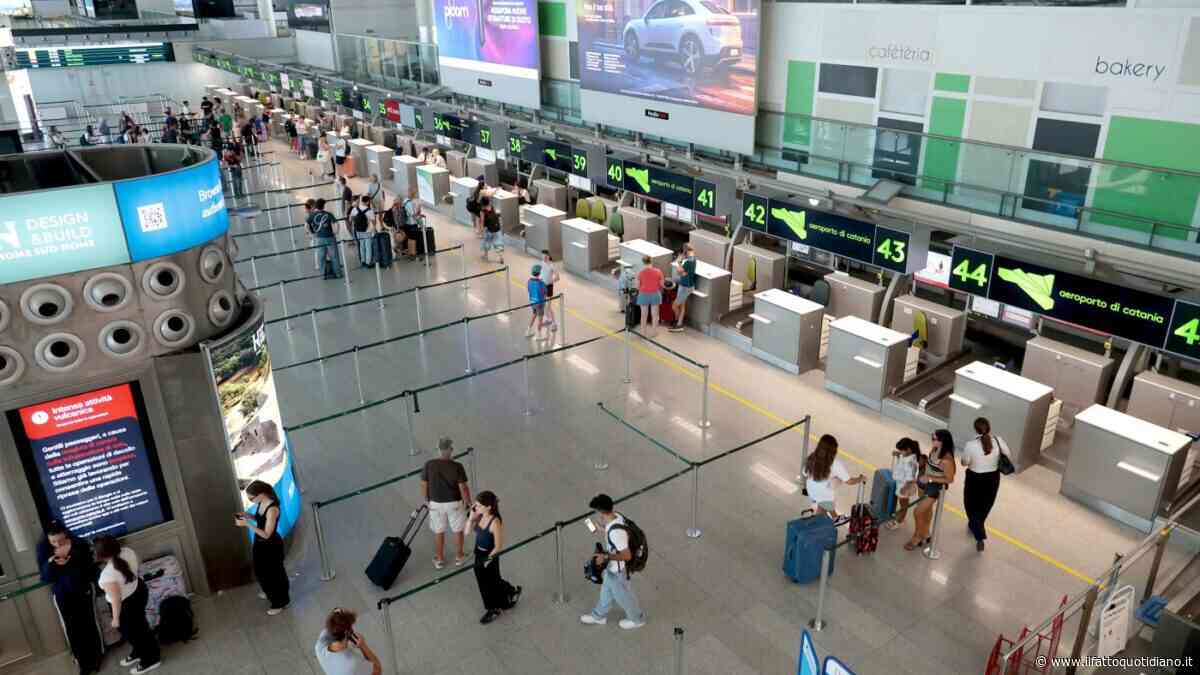 Cenere lavica dell’Etna, nuovo stop agli atterraggi e limitazioni per i decolli all’aeroporto di Catania per la