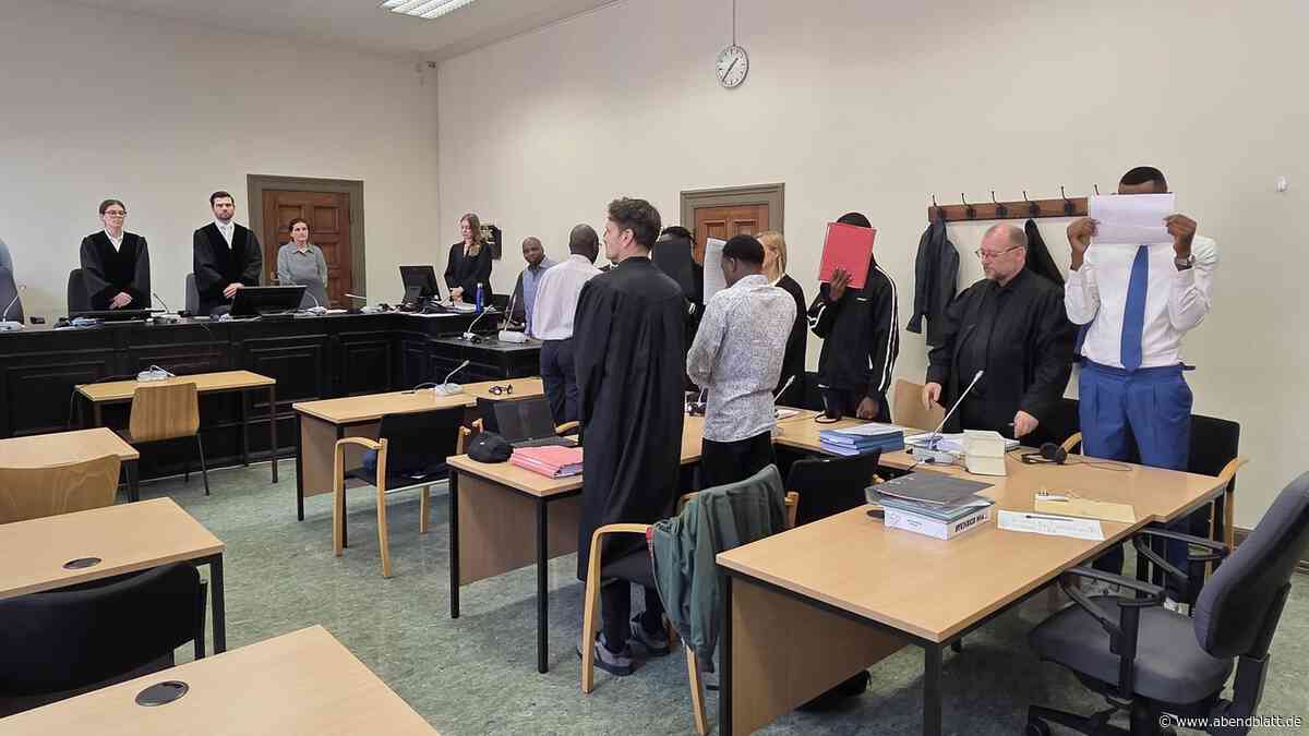 Drama am Hansaplatz: Opfer hängt halb aus dem Auto, trotzdem geben die Täter Gas