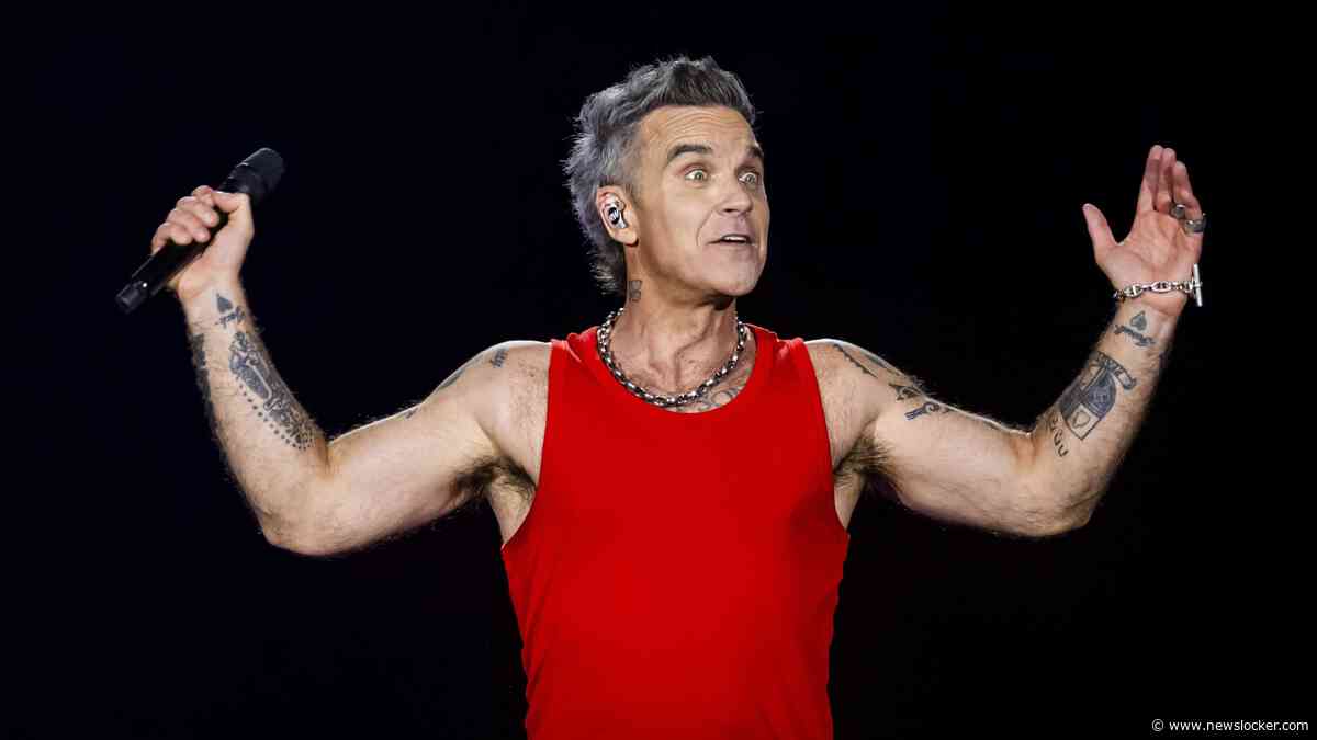 Robbie Williams zingt met fans bij hotel na geannuleerd concert