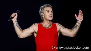 Robbie Williams zingt met fans bij hotel na geannuleerd concert