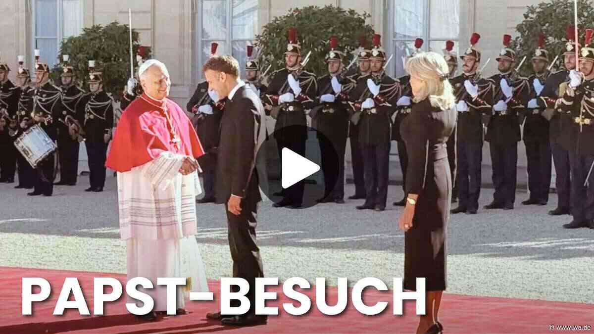 Brigitte dabei: Bei Papst-Besuch zeigen Macrons sich gemeinsam auf dem roten Teppich