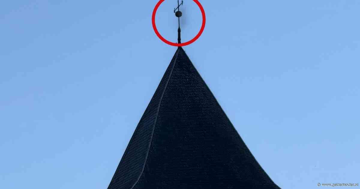 Larz (49) ziet zwarte wolk bij kerktoren en ruikt brandlucht: brandweer ziet op camera iets anders