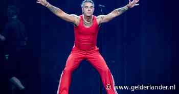 Robbie Williams verrast fans met ongepland optreden bij zijn hotel