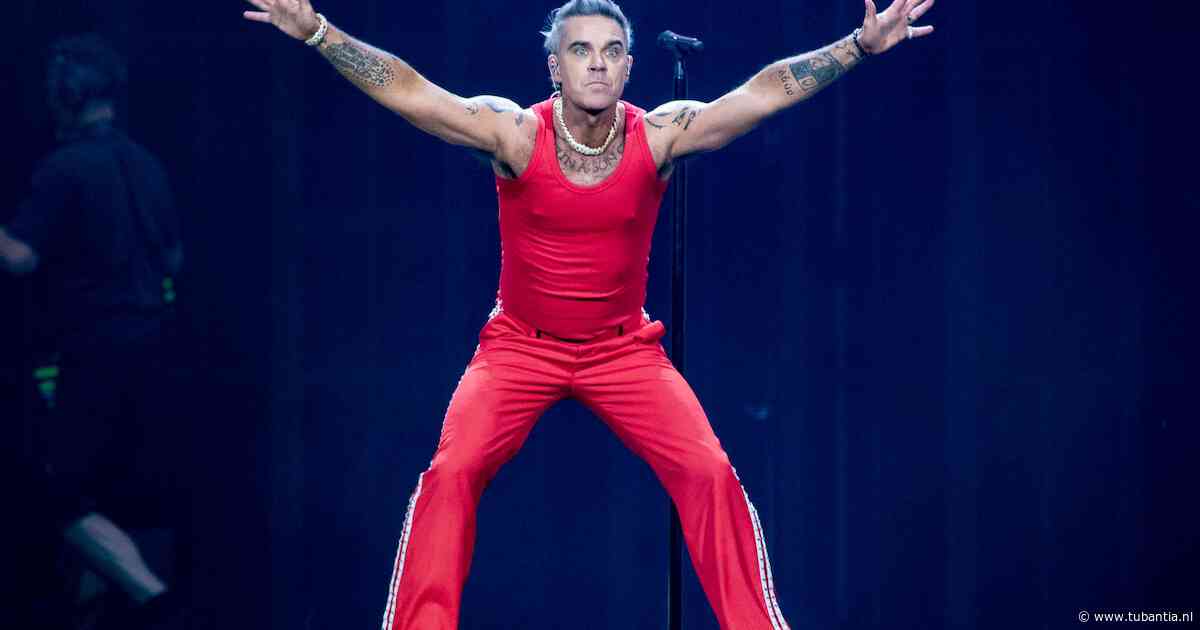 Robbie Williams verrast fans met ongepland optreden bij zijn hotel