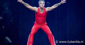 Robbie Williams verrast fans met ongepland optreden bij zijn hotel