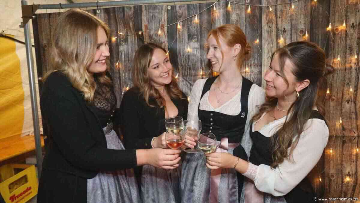 Wein, Musik und gute Stimmung: Rettenbacher Dirndl feiern bis tief in die Nacht