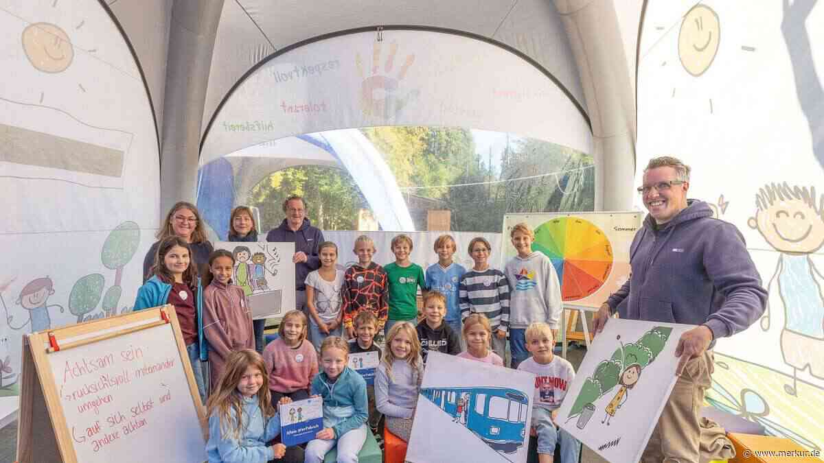 200 Kinder lernen in Zelten, wie Familien in Indien und Japan essen