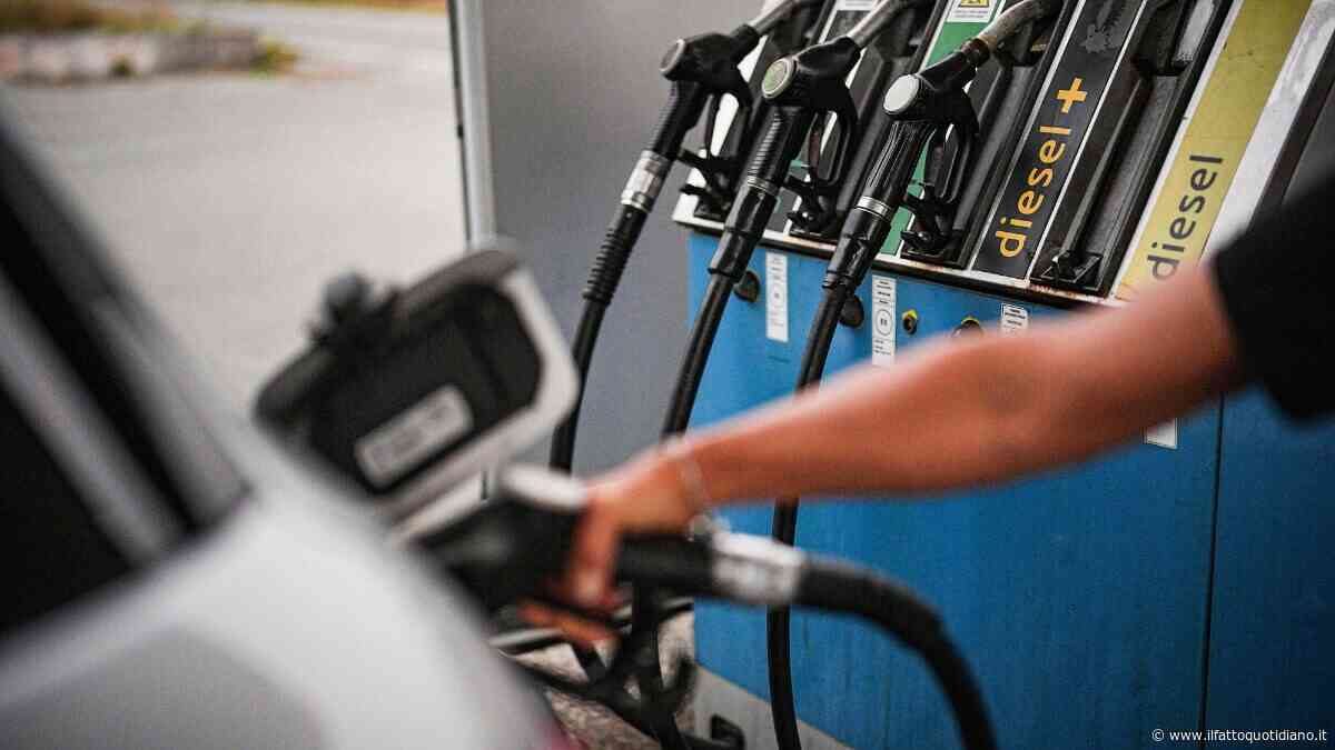 Lo sconto delle accise si dimezza: il diesel risale a 2,357 euro, in autostrada a 2,439. Lunedì inizia il price cap di Eni