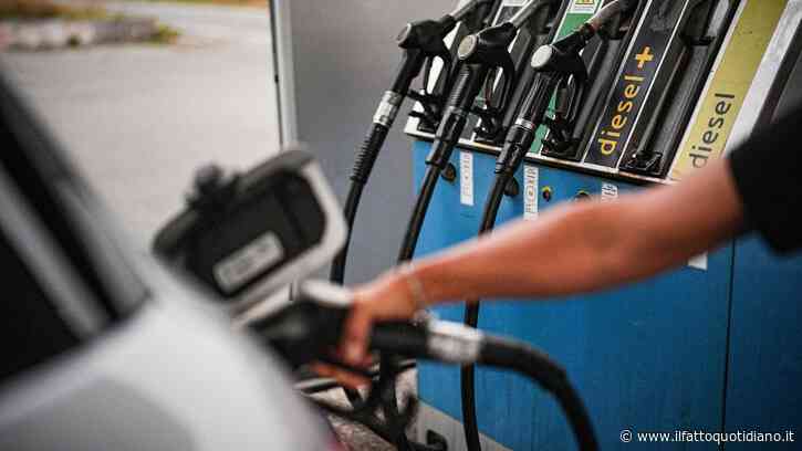 Lo sconto delle accise si dimezza: il diesel risale a 2,357 euro, in autostrada a 2,439. Lunedì inizia il price cap di Eni