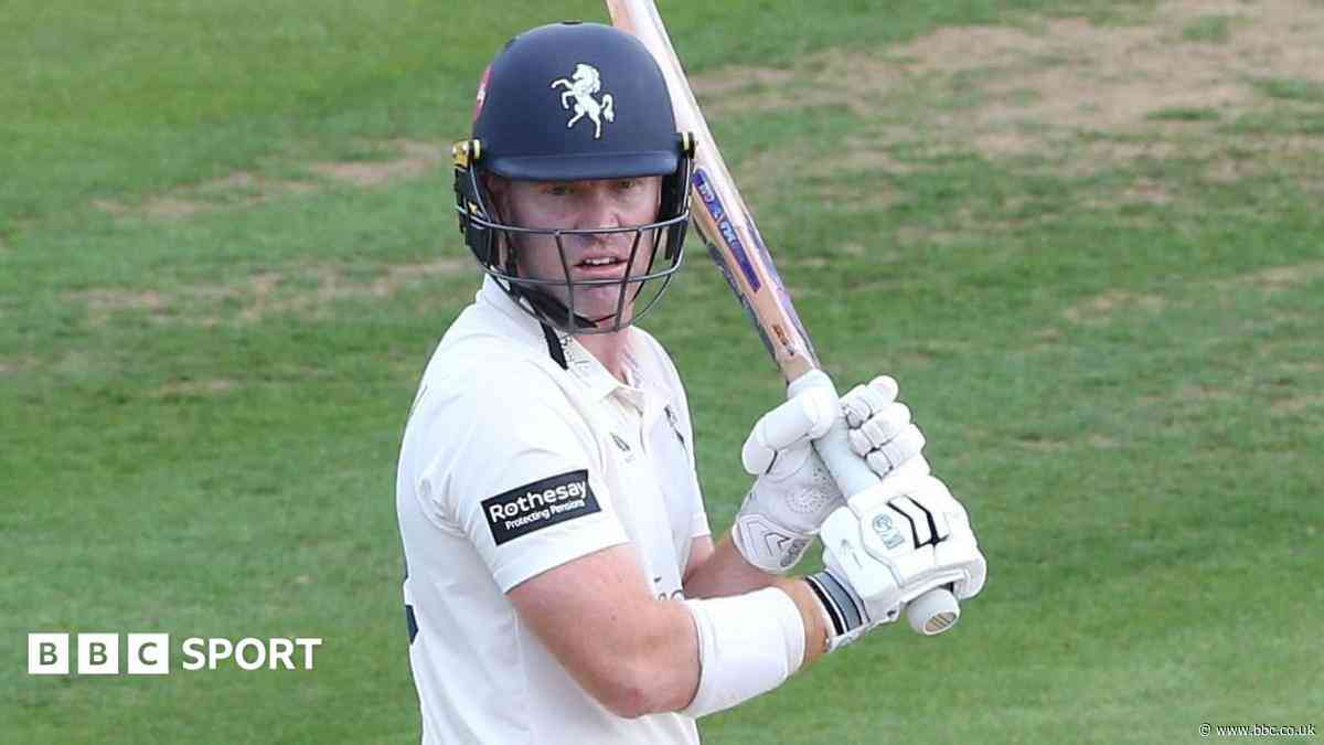 Compton puts Kent on top against Gloucestershire