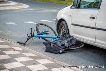 Oudere fietsster gewond na aanrijding op rotonde