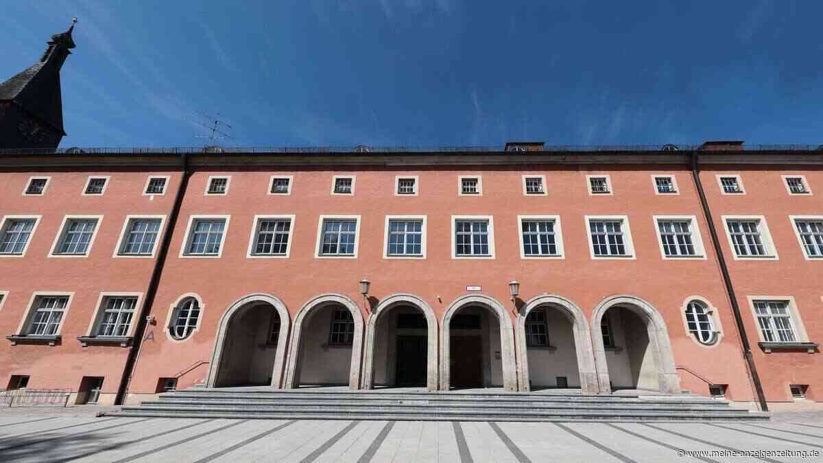 Stabsgebäude in Freising: Holzbalken reißen – 200.000 Euro für Dachsanierung
