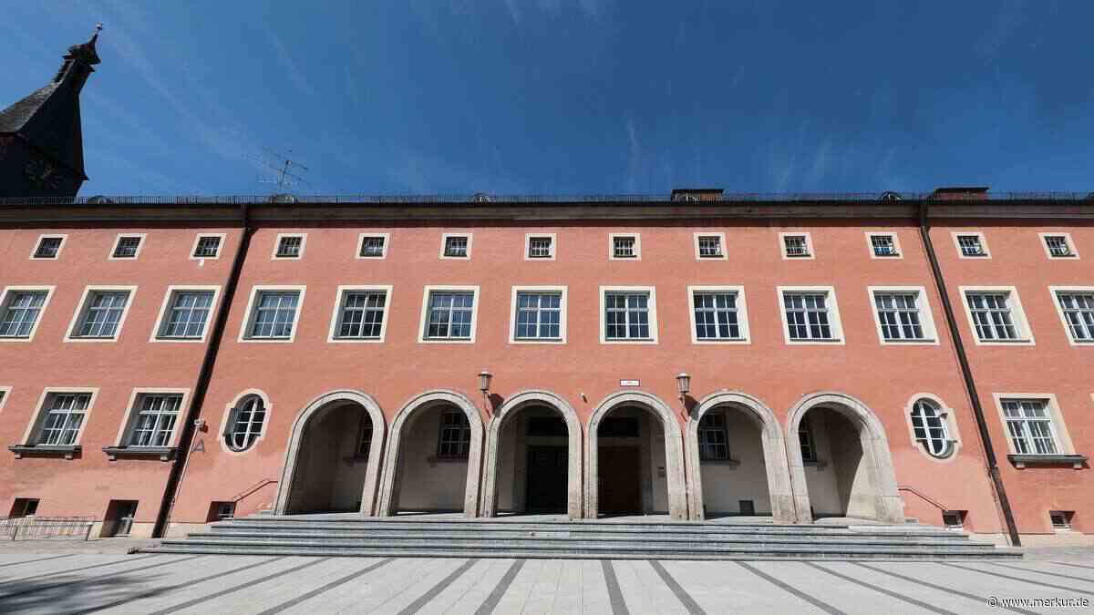 Stabsgebäude in Freising: Holzbalken reißen – 200.000 Euro für Dachsanierung