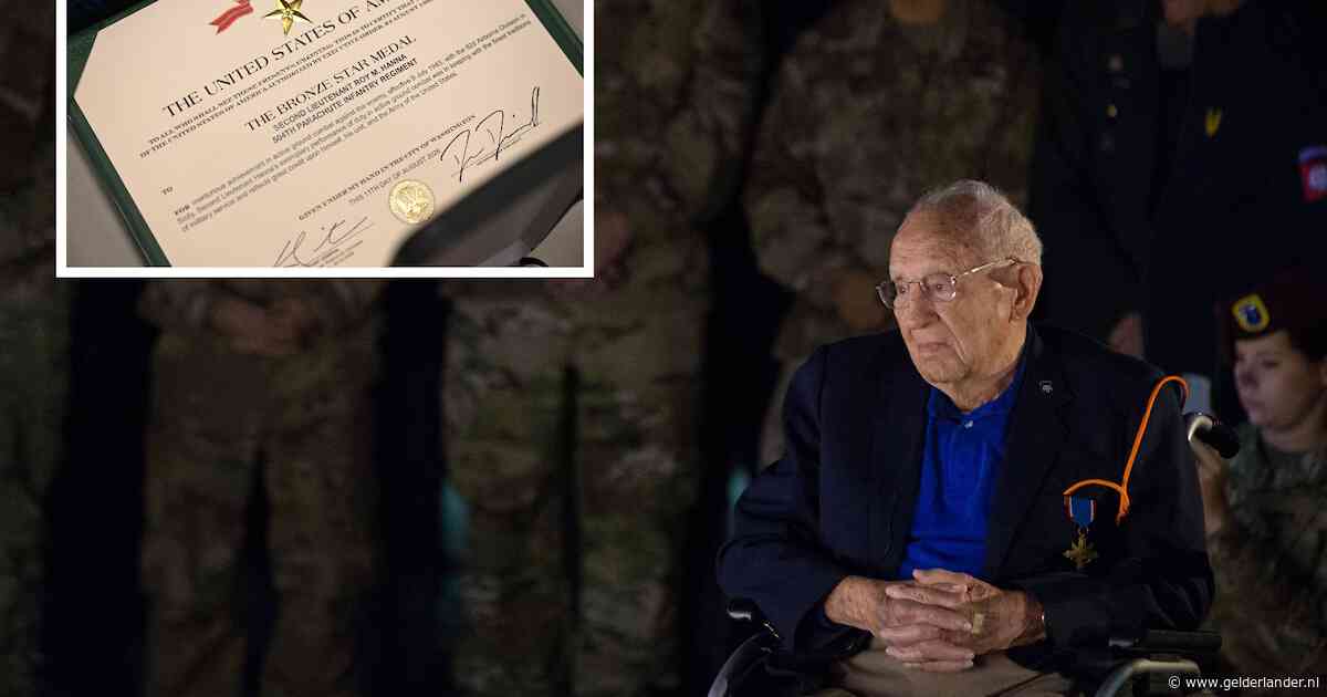 Soldaat die Waal overstak en doorvocht na kogel in zijn borst krijgt 82 jaar later postuum onderscheiding van Trump