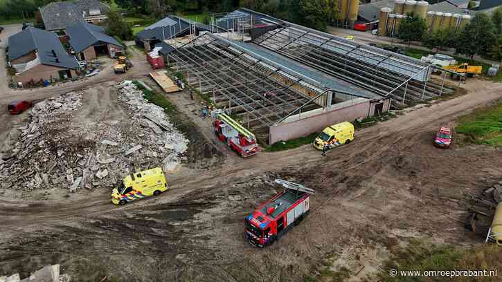Man valt van dak oude stal in Boxtel, slachtoffer met spoed naar ziekenhuis