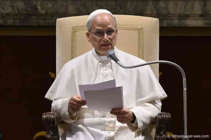 Papa León XIV se reunió con migrantes antes de su misa en los Campos Elíseos de París
