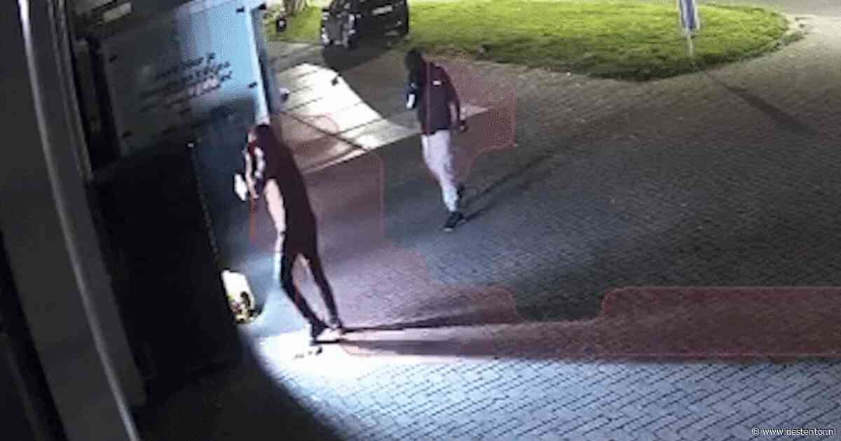 Tweetal sloopt verkoopautomaat bij wasstraat in Emmeloord: ‘Wat gebeurt hier nou?’
