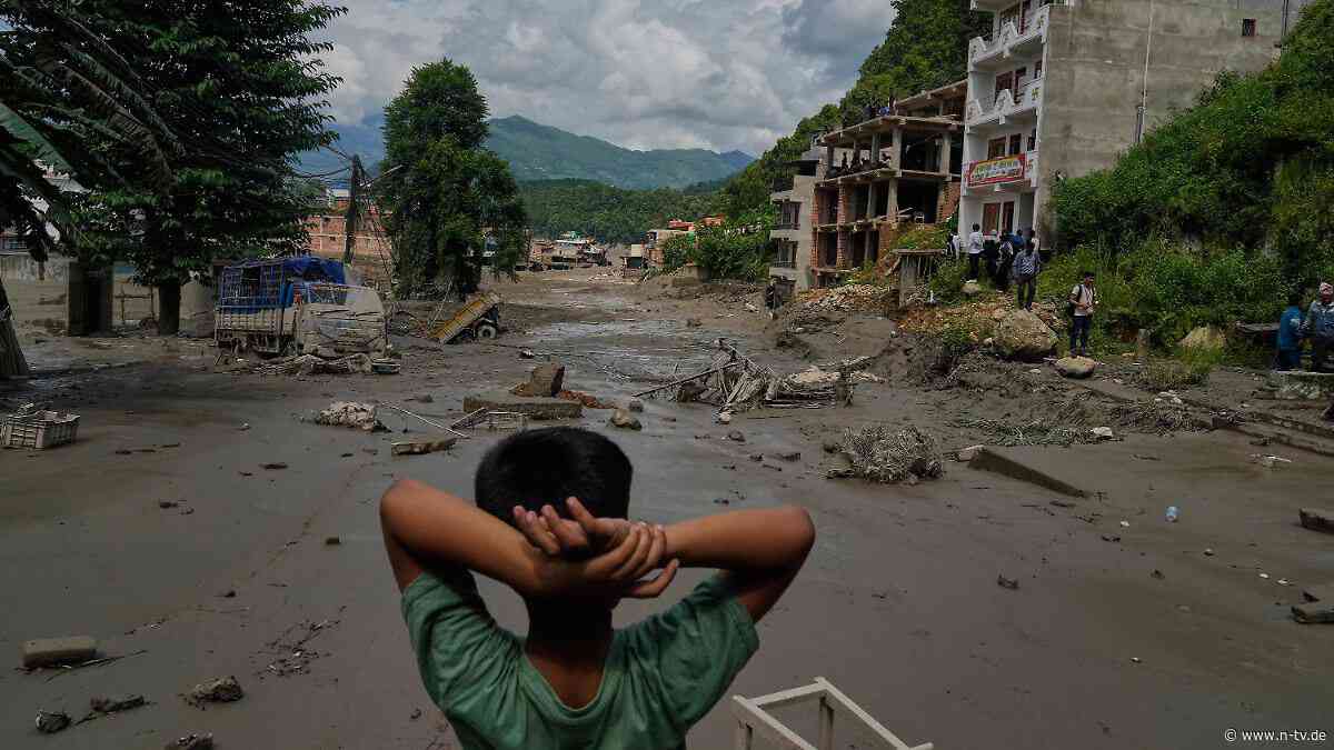 Trauer und Wiederaufbaupläne: Nepal ist nach Flutwelle noch weit von Alltag entfernt