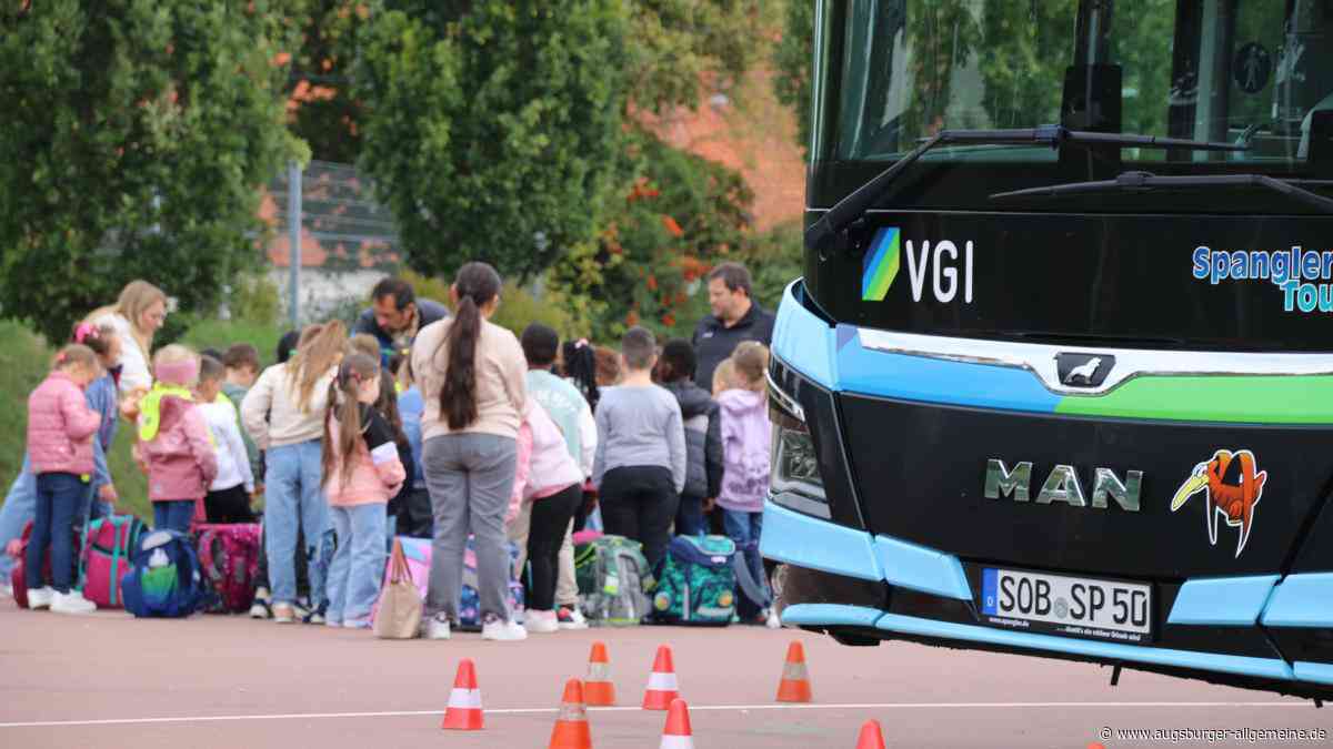 1000 Erstklässler beim Schulbustraining in Neuburg